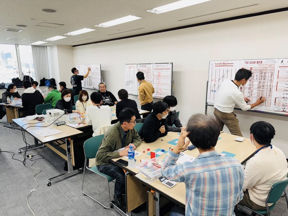 TOCダイスゲームを体験する参加者