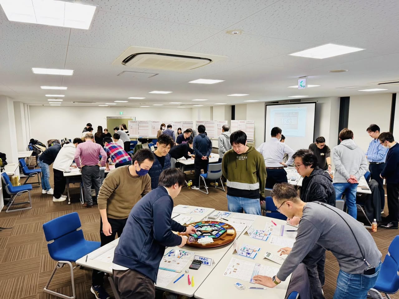 MG研修の様子 — 会場全体で経営を体感する参加者たち